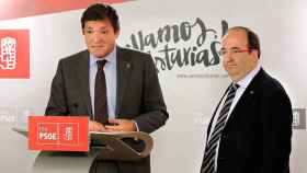 El presidente de la gestora del PSOE, Javier Fernández, y el primer secretario del PSC, Miquel Iceta, en una imagen de archivo / EFE