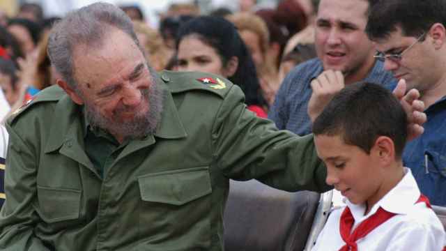Fidel Castro saluda afectuosamente a Elián González, el pequeño 'balserito', en 2005 / EFE