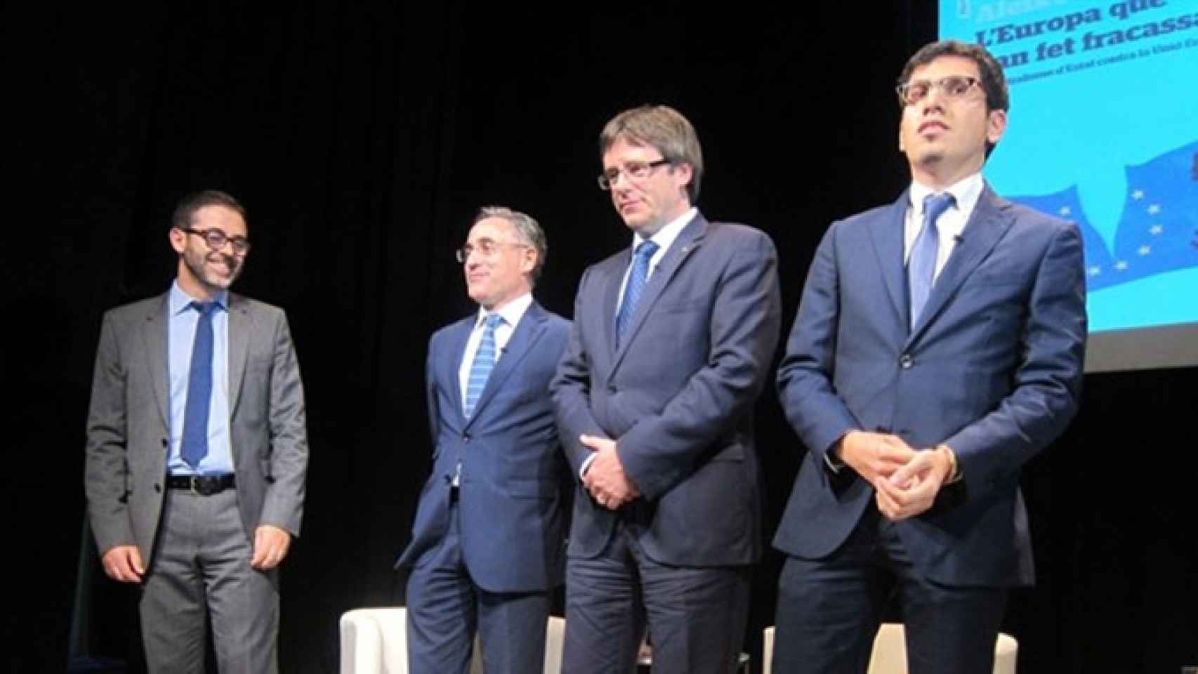 El eurodiputado de PDECat, la antigua Convergència, Ramon Tremosa (segundo por la izquierda) junto al presidente Carles Puigdemont, en la presentación de su libro / EUROPA PRESS