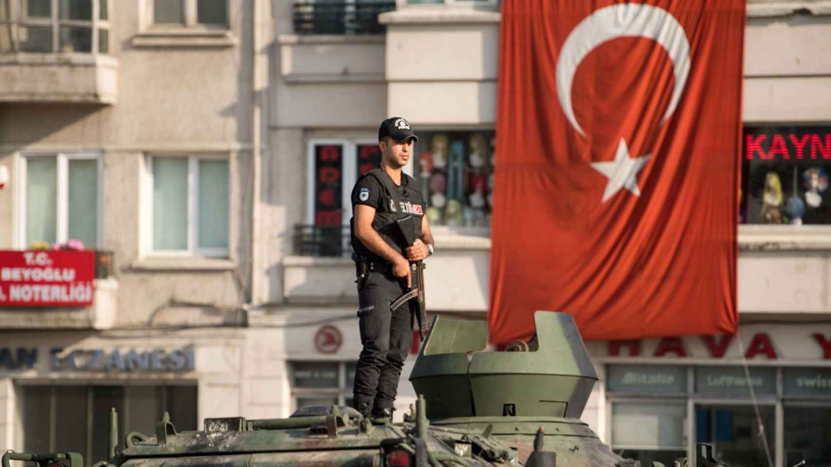 Un soldado vigila desde un tanque en la plaza Taksim de Estambul este domingo, 17 de julio.