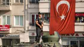 Un soldado vigila desde un tanque en la plaza Taksim de Estambul este domingo, 17 de julio.