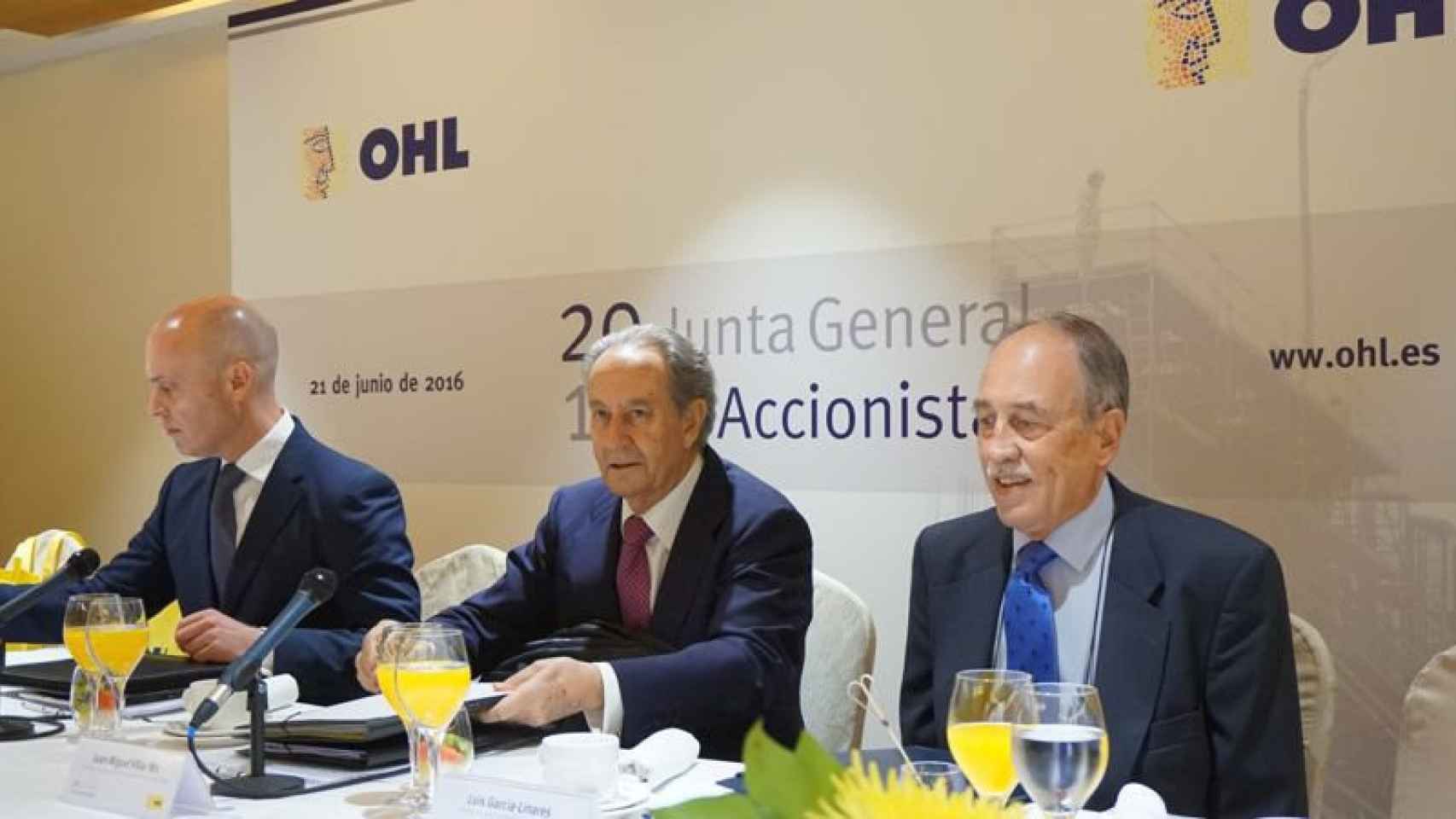 El presidente del Grupo OHL, Juan-Miguel Villar Mir, junto al director general corporativo, Luís García- Linares, y Enrique Weiclet.
