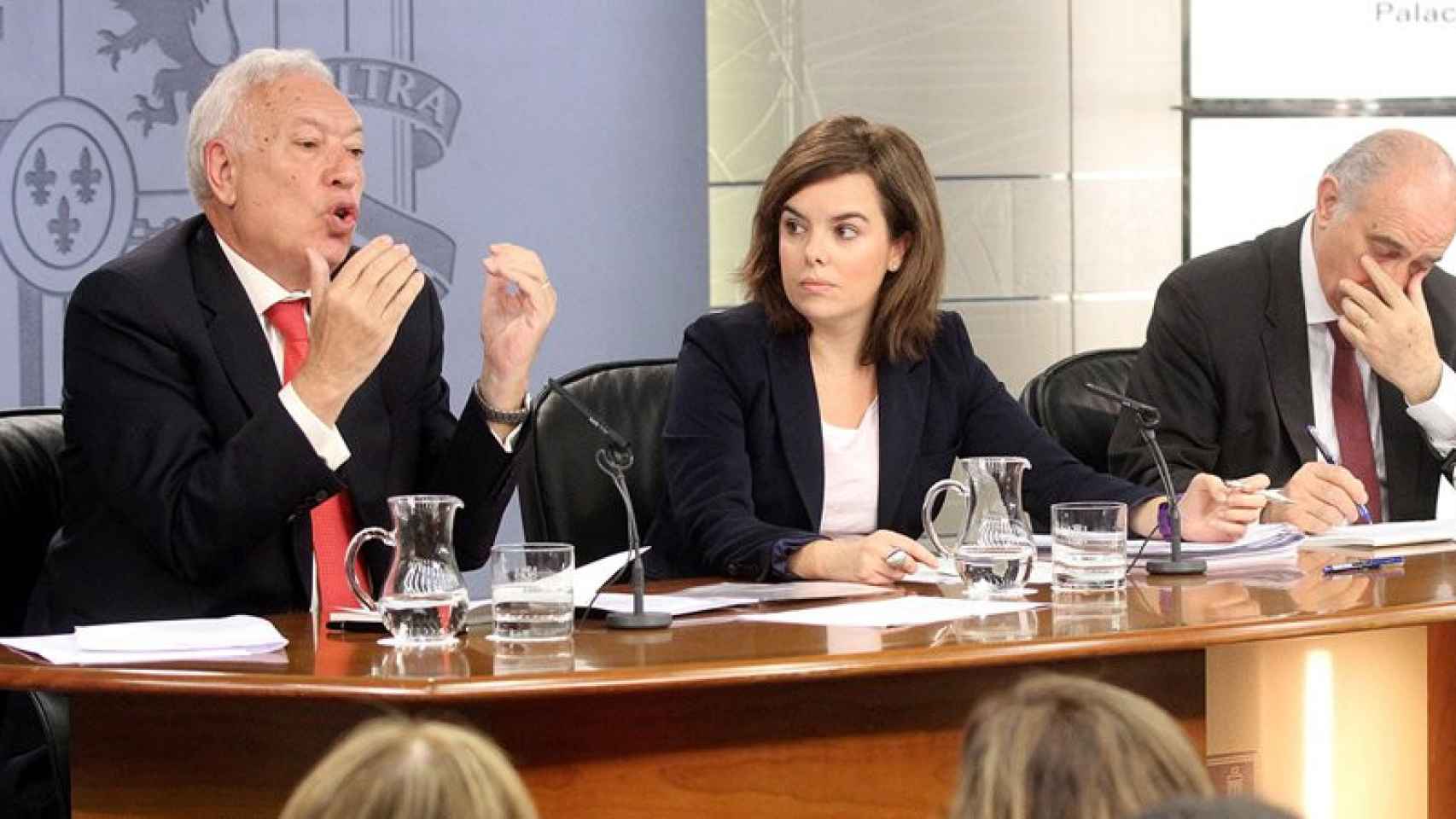 El ministro de Exteriores, Jose Manuel García Margallo; la vicepresidenta del Gobierno, Soraya Sáenz de Santamaría, y el ministro del Interior, Jorge Fernández Díaz, en una imagen de archivo.