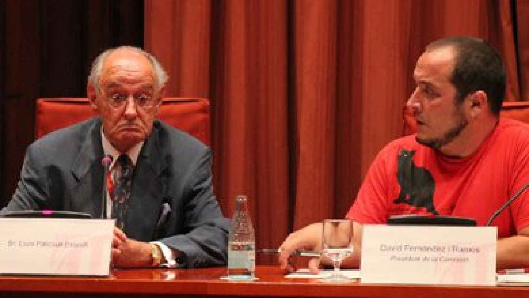 El ex juez Luis Pascual Estevill, declarando en la 'Comisión Pujol' del Parlamento autonómico junto al diputado de la CUP y presidente de la misma, David Fernández.
