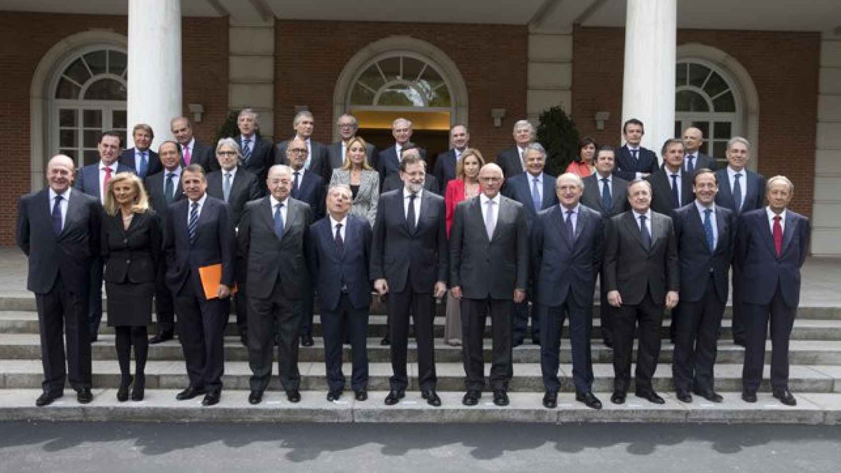 El presidente del Gobierno, Mariano Rajoy, con los miembros del foro Puente Aéreo, este martes en La Moncloa