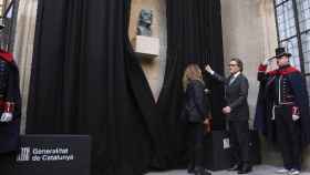El presidente de la Generalidad, Artur Mas, inaugurando el busto del segundo presidente de la Mancomunidad de Cataluña, Josep Puig i Cadafalch, junto a la bisnieta de este.