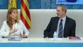 La presidenta del PP catalán, Alicia Sánchez-Camacho, y el presidente de Sociedad Civil Catalana, Josep Ramon Bosch