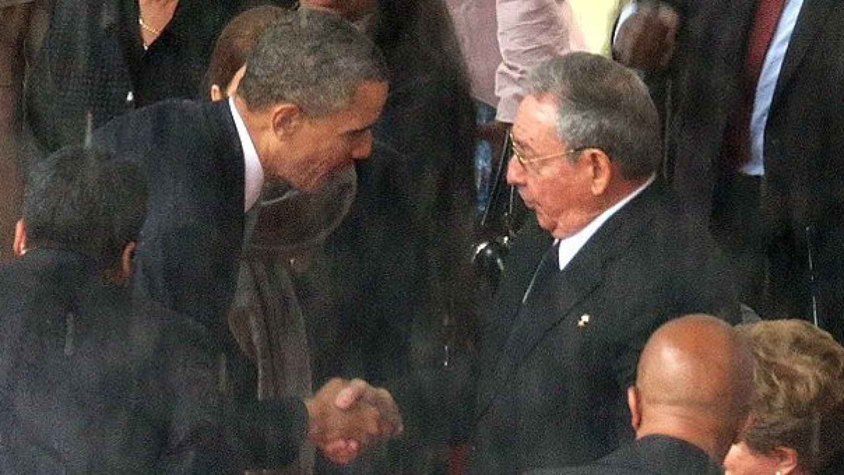 Momento en el que Obama estrecha la mano de Castro, en Johannesburgo