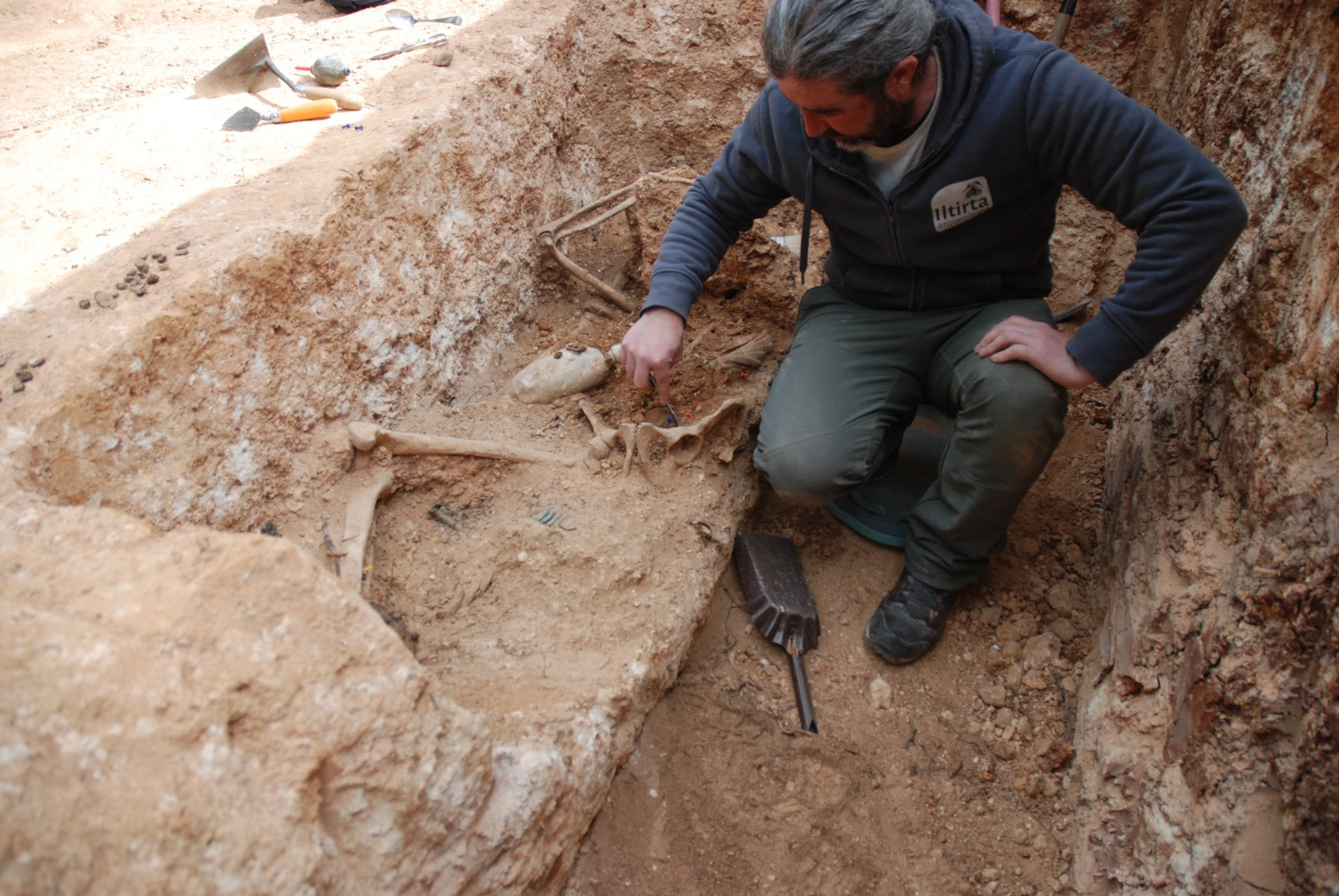 Un arqueólogo trabaja en la exhumación de los restos de los soldados / GOVERN
