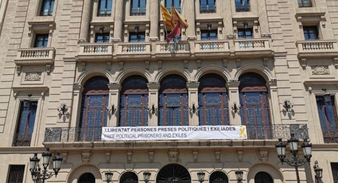 Pancarta con un lazo amarillo en la fachada del consistorio de Lleida / ERC