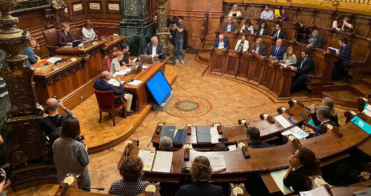 Pleno del Ayuntamiento de Barcelona en el que se ha votado una proposición para reformar la Ley de Extranjería y la regularización de los migrantes sin papeles / EUROPA PRESS