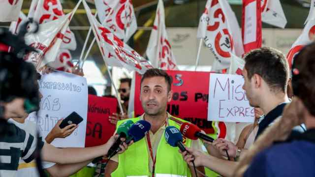 El delegado de USO en Iberia Express, Rubén Ramos, realiza declaraciones acerca del inicio de la huelga de los tripulantes de cabina de Iberia Express / EP