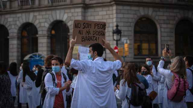 Un profesional sanitario sostiene un cartel durante una concentración en Barcelona / EP