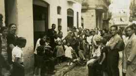 Personas de etnia gitana reunidas en una calle de Gràcia. El antigitanismo, de la cotidianidad al Código Penal / AJ BCN