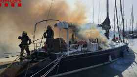 Incendio en un barco amarrado en Badalona / BOMBERS