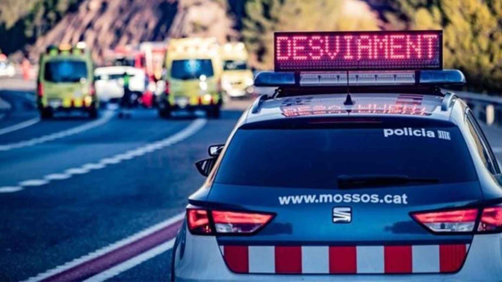 Imagen de archivo de un accidente de tráfico, como el del joven que ha fallecido en Sarrià / MOSSOS