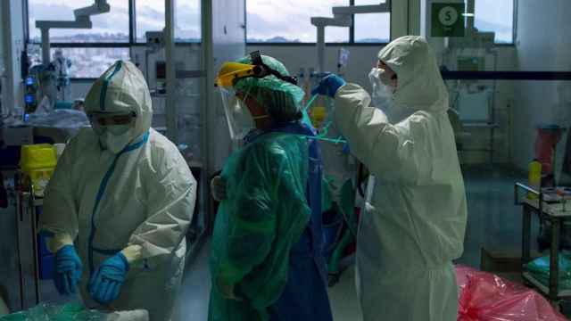 La uci de un hospital con sanitarios equipados con equipos de protección individual para prevenir contagios de Covid / EFE