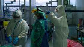 La uci de un hospital con sanitarios equipados con equipos de protección individual para prevenir contagios de Covid / EFE