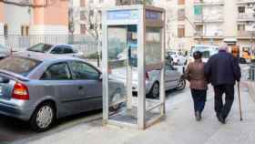 Esta es la última cabina con puertas que quedaba en la ciudad de Barcelona, en la calle Lledoners / AYUNTAMIENTO