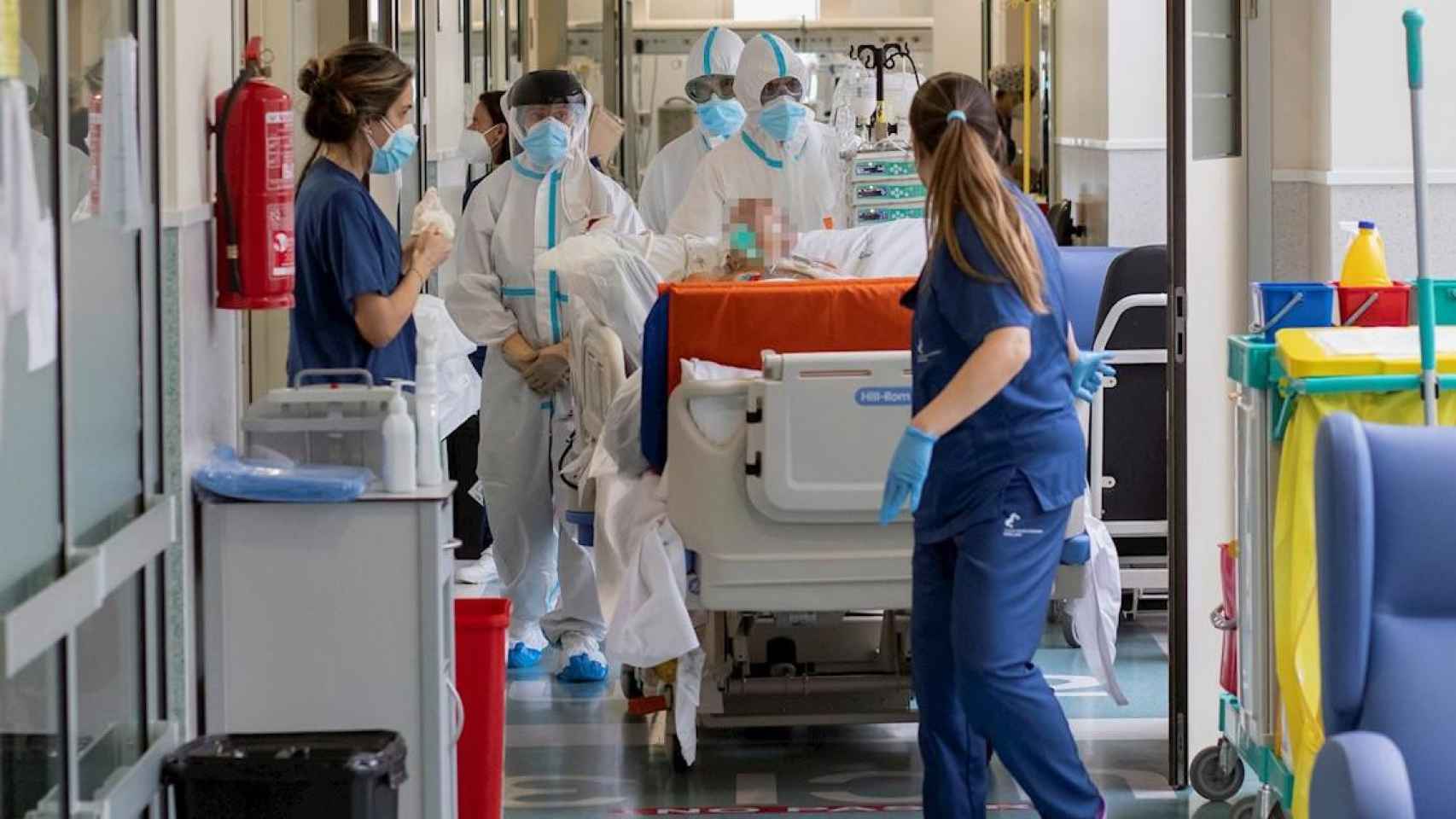 Varios sanitarios en la uci de un hospital durante la pandemia de Covid / EFE