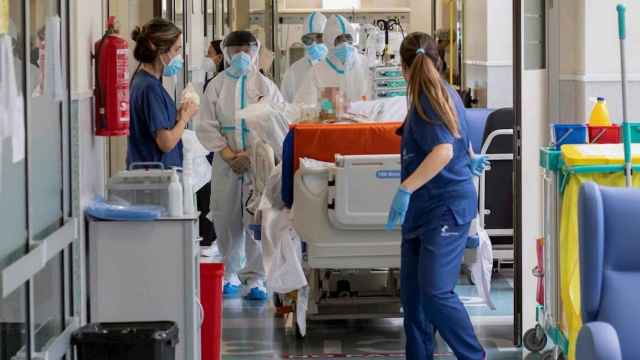 Varios sanitarios en la uci de un hospital durante la pandemia de Covid / EFE