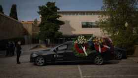 Un coche fúnebre llega al tanatorio de Les Corts de Barcelona / EUROPA PRESS