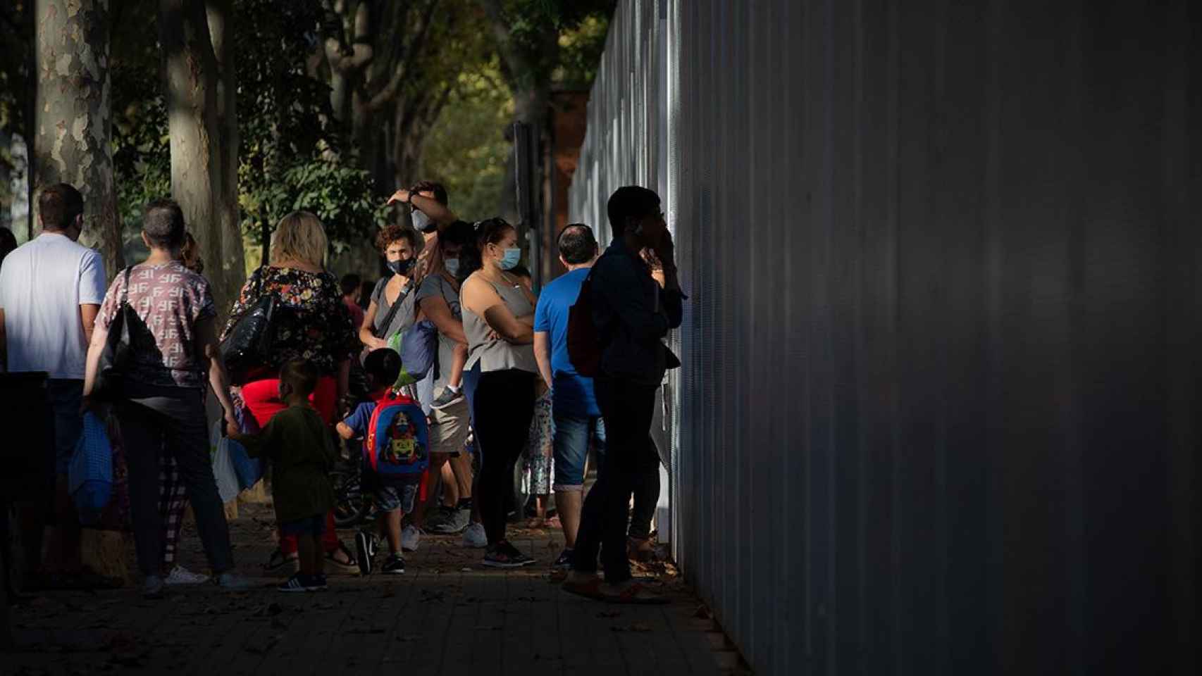 Padres y alumnos esperan a las puertas de un colegio en Cataluña / EUROPA PRESS