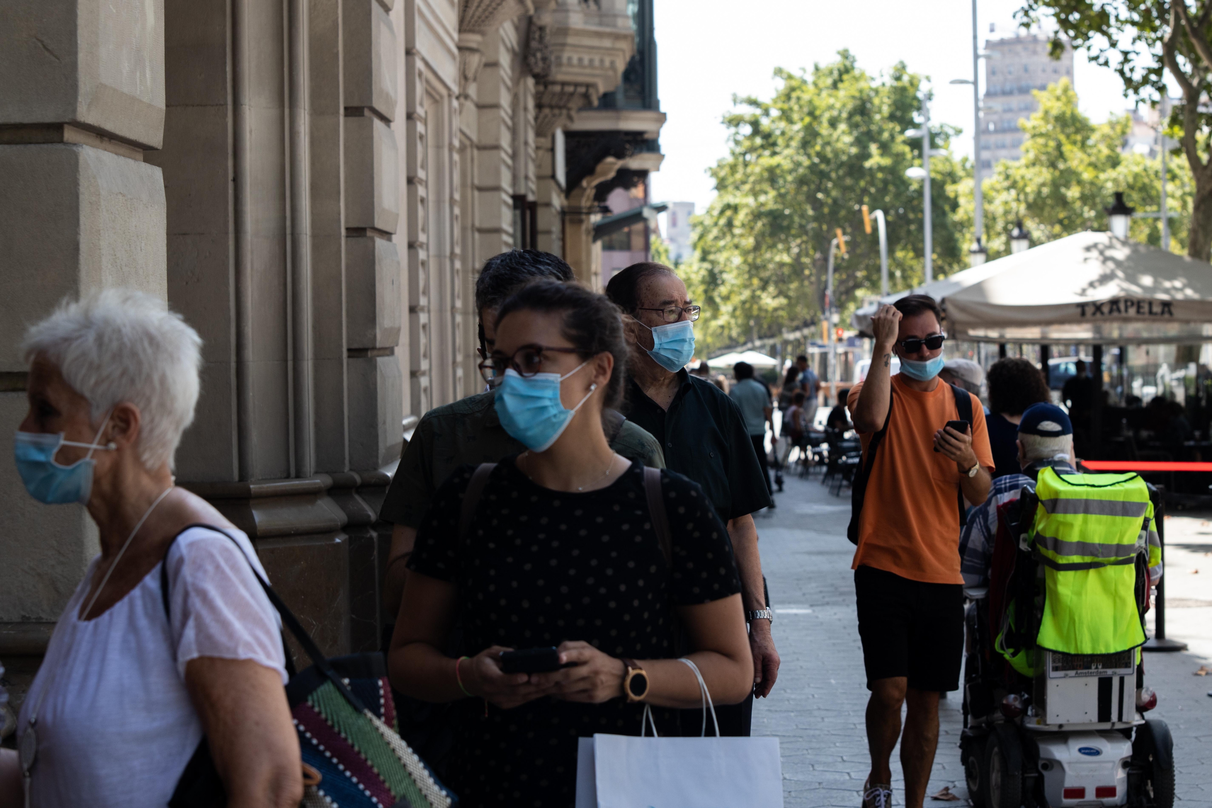 Personas con mascarillas ante la crisis del Covid en Barcelona EP