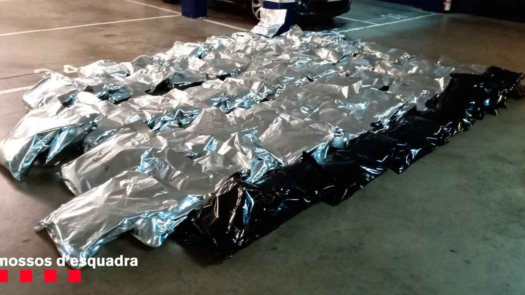 Las 92 bolsas de marihuana que tres personas transportaban en una furgoneta / MOSSOS