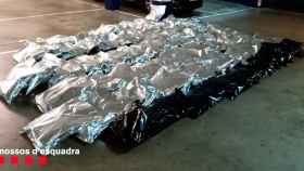 Las 92 bolsas de marihuana que tres personas transportaban en una furgoneta / MOSSOS