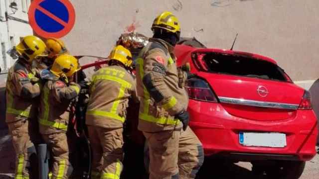 Bomberos durante las labores de excarcelación del cadáver del conductor / BOMBERS