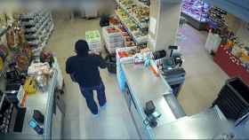 Un ladrón atraca una tienda a punta de cuchillo / MOSSOS