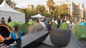 Vista general de la acampada en Universitat, donde tuvo lugar la presunta agresión / EFE