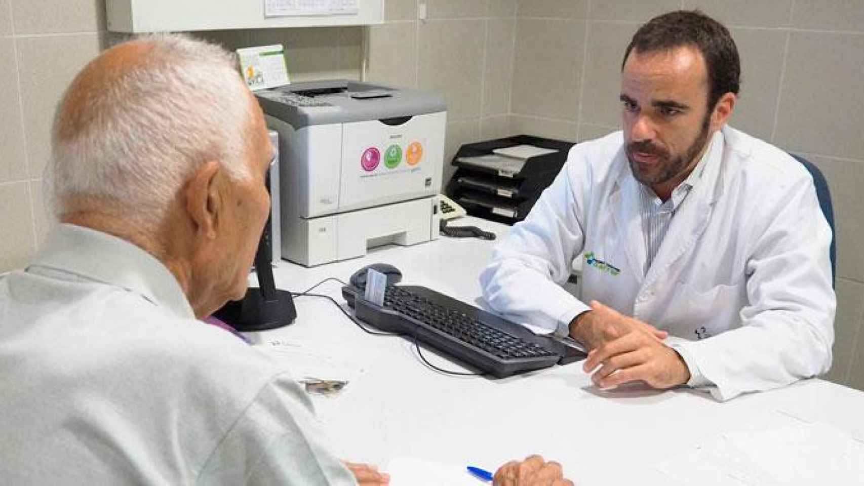 Un médico de consultas externas atiende en el Hospital Sant Camil de Sant Pere de Ribes, donde ha habido un grave brote de sarna / CG