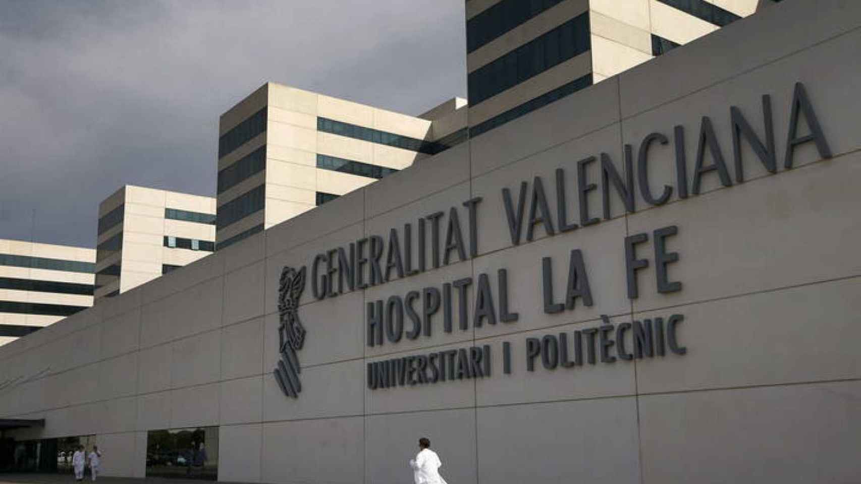 Fachada del Hospital La Fe de Valencia tendrá equipamiento gracias a Amancio Ortega / RTVE