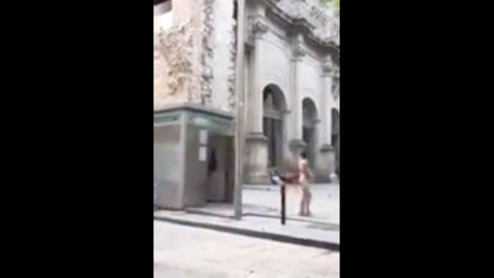 La mujer desnuda que ha salido del cubículo de la Plaza de Sant Agustí, el el barrio del Raval de Barcelona / CG