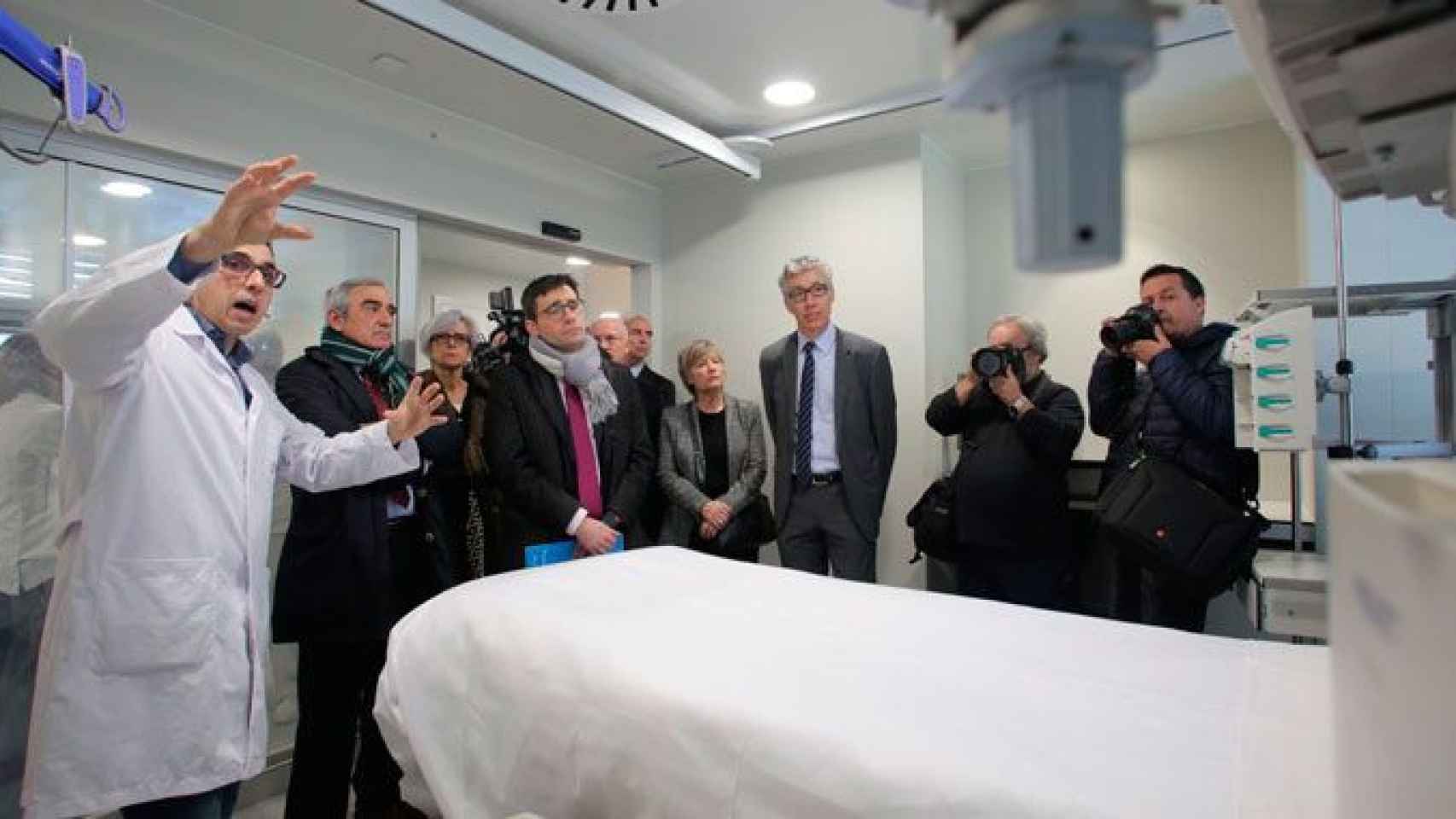 El director del CatSalut, David Elvira (c, con bufanda gris), durante una visita a un hospital catalán. Salud endosa el lío de la oxigenoterapia a los hospitales / CG