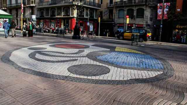 El mural de Joan Miró en Las Ramblas, donde se celebrará el acto en homenaje a los trabajadores por el atentado / CG