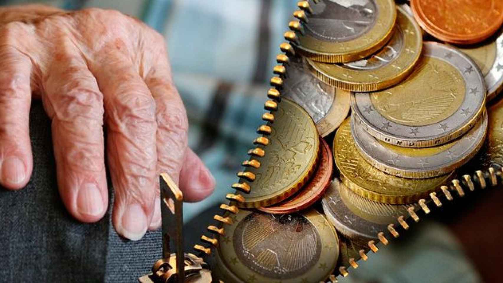 La mano de un anciano y monedas de euro
