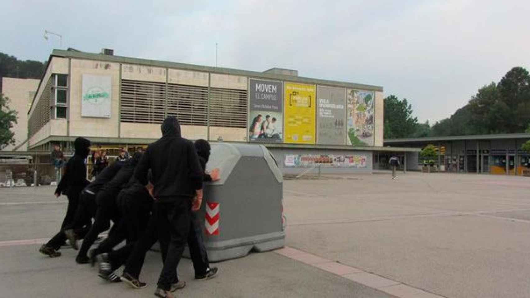 Estudiantes de la UAB vuelcan un contenedor en señal de protesta en el primer día de huelga / CG