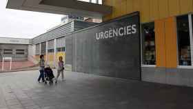 Pacientes en la entrada al área de Urgencias de la Corporación Sanitaria Parc Taulí de Sabadell (Barcelona) / CG