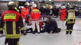 Los servicios médicos atienden a un herido por el hombre armado con un hacha que ha atacado a varias personas en una estación de tren de Düsseldorf / TWITTER