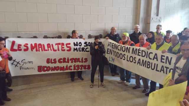 Decenas de personas en la sede de Vicepresidencia de la Generalitat en defensa de la sanidad pública / TWITTER