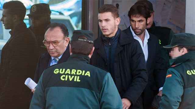 El futbolista Lucas Hernández, acompañado por la Guardia Civil / EUROPA PRESS