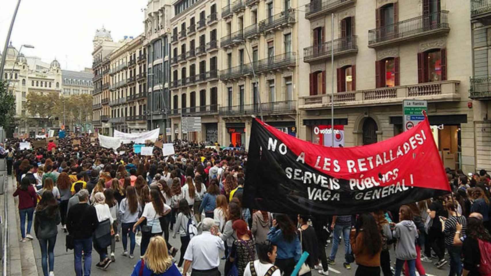 Miles de estudiantes se manifiestaron en Barcelona contra la Lomce y las revalidas el 26 de octubre / FACEBOOK