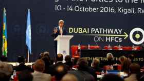 El secretario de Estado de EEUU, John Kerry, durante su discurso en el encuentro de países firmantes del Protocolo de Montreal, este sábado en Ruanda / EUROPA PRESS