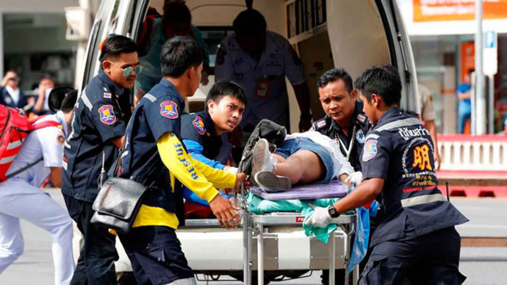 Un equipo médico atiende a un herido por las explosiones en Hua Hin (Tailandia) / EFE.