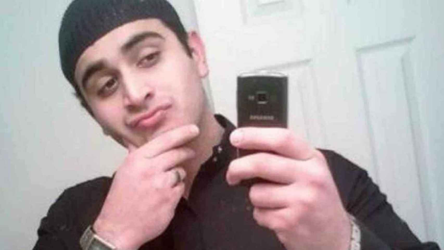 El autor del tiroteo en Orlando, Omar Mateen, haciéndose una foto a sí mismo en una foto de archivo.
