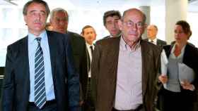 Félix Millet y Jordi Montull, en segundo término, acompañados de sus abogados, en los juzgados de Barcelona.