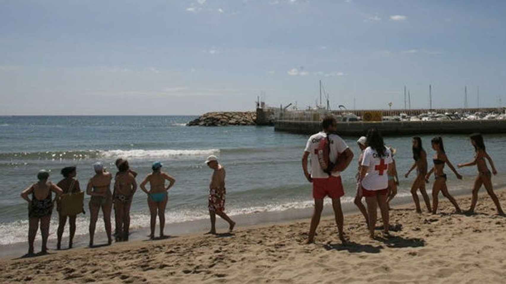 Bañistas y socorristas en las playas de El Vendrell (Tarragona)